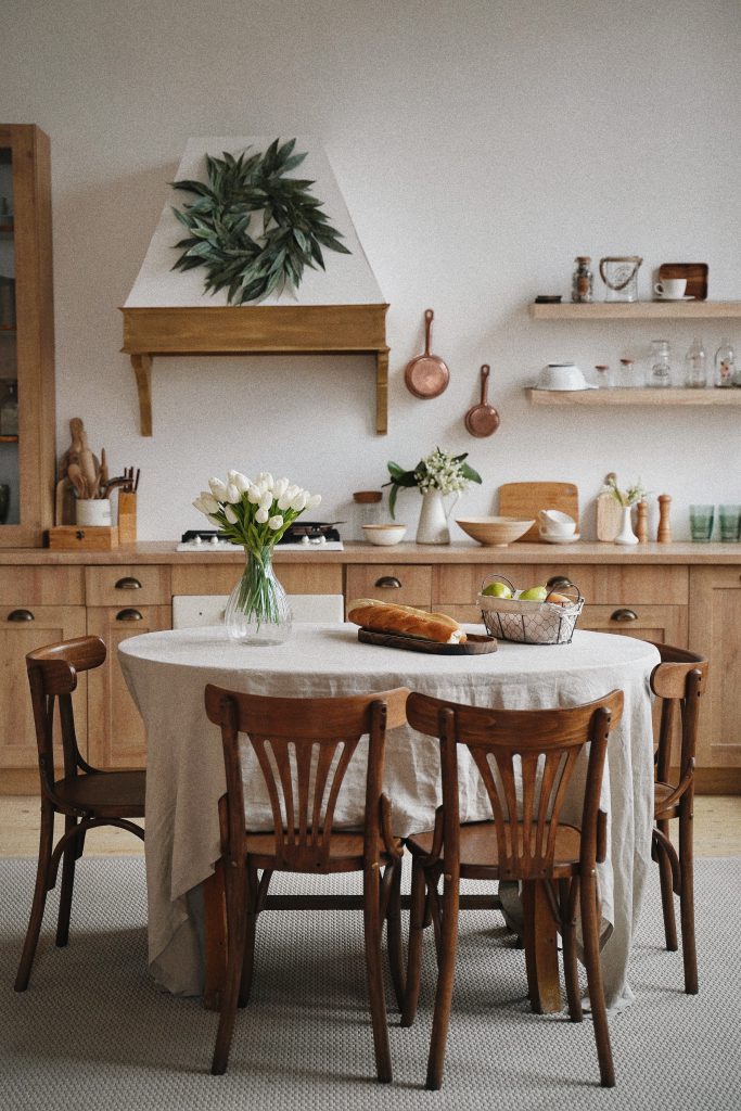 Dlaczego warto wybierać drewniane stoły i krzesła do kuchni?